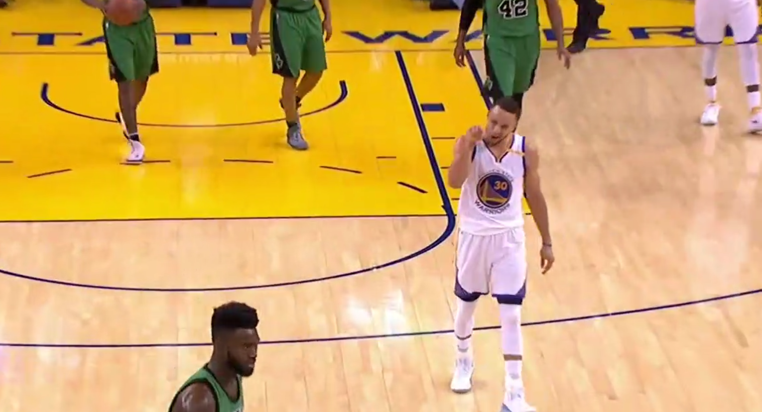 Stephen Curry enrhume Jaylen Brown et lui demande de la fermer