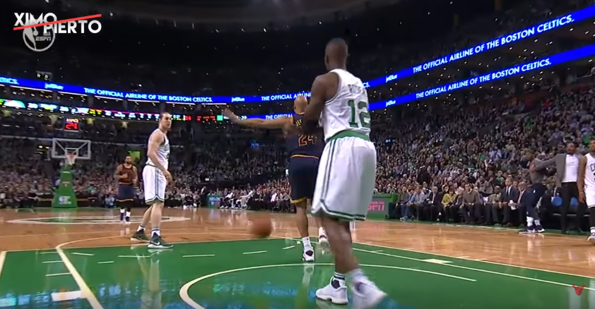 Terry Rozier jette la balle sur Richard Jefferson de rage