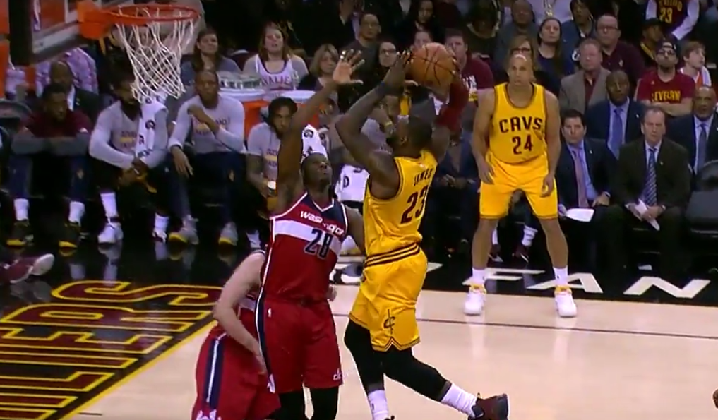 Top 5 : LeBron James fait son festival et détruit Ian Mahinmi !