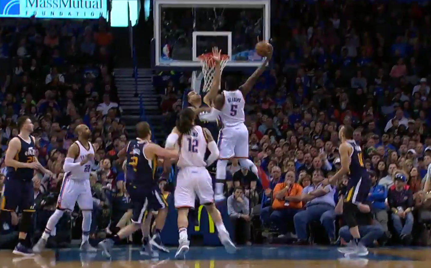 Victor Oladipo claque un méchant dunk contre le Jazz