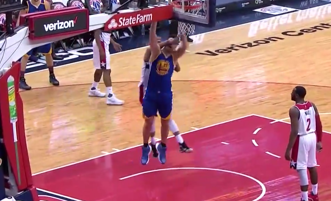 Sale soirée pour Zaza Pachulia, découpé par Markieff Morris