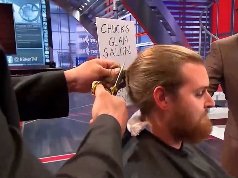 Charles Barkley paye un mec 1000 dollars pour lui couper les cheveux