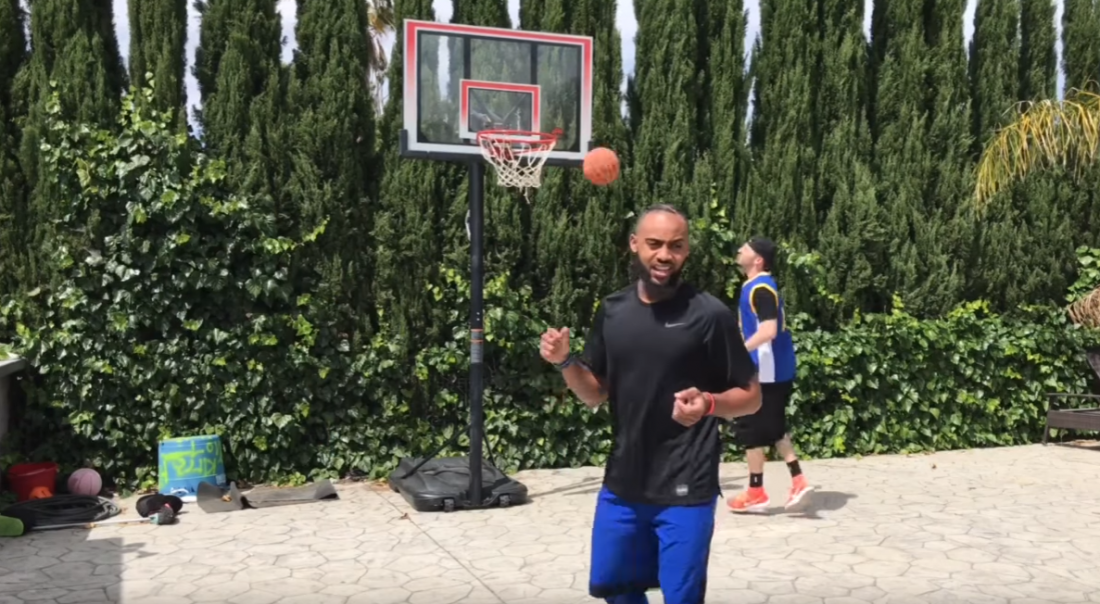 Fun : Brandon Armstrong détourne le basket de playground