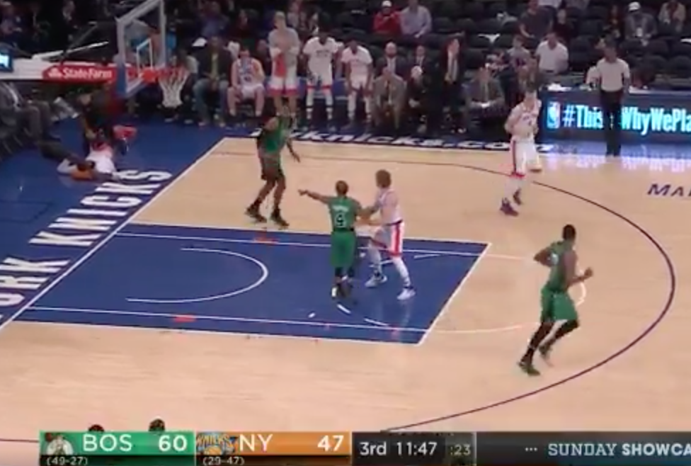 Al Horford prend un poster… mais refuse de faire la remise en jeu