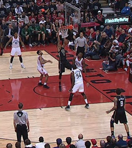 Dingue : Giannis s’accroche au cercle… avec un pied à terre !