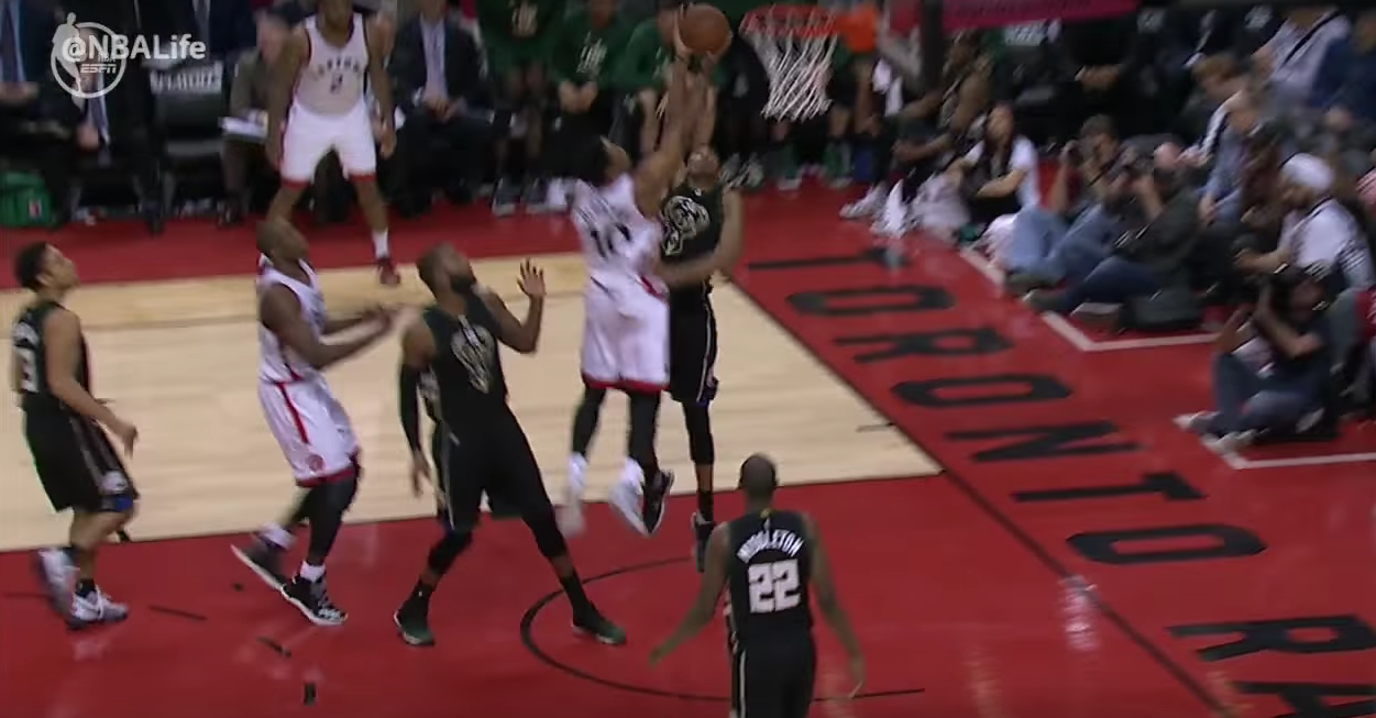Le Greek Freak victimise DeMar DeRozan sur un block !