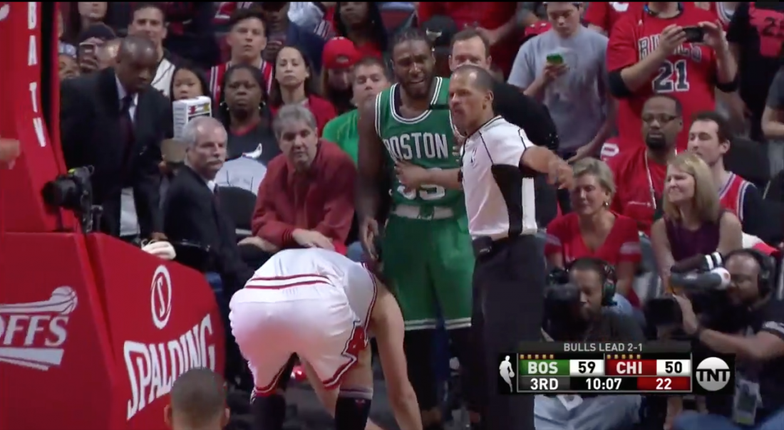 Quand Robin Lopez s’occupe des lacets de Jae Crowder