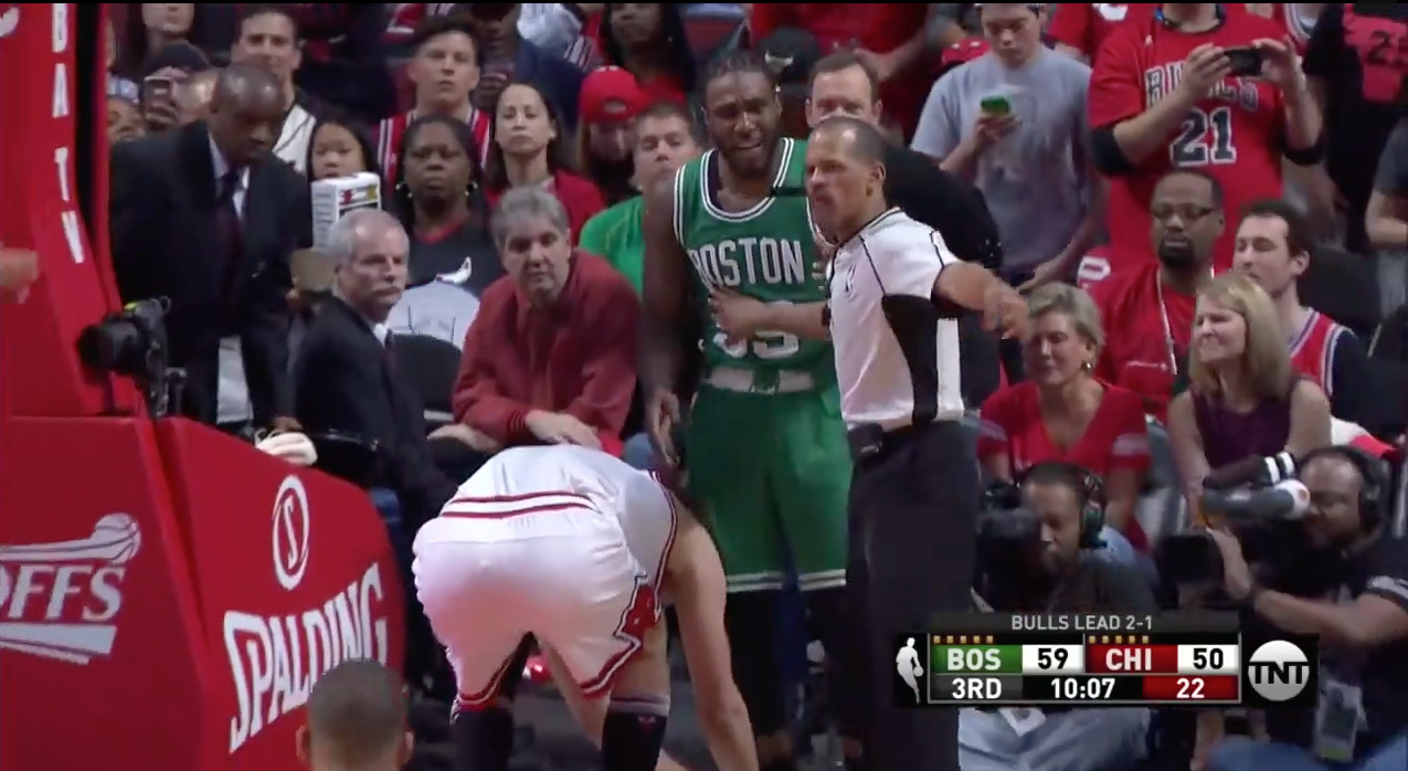 Quand Robin Lopez s’occupe des lacets de Jae Crowder