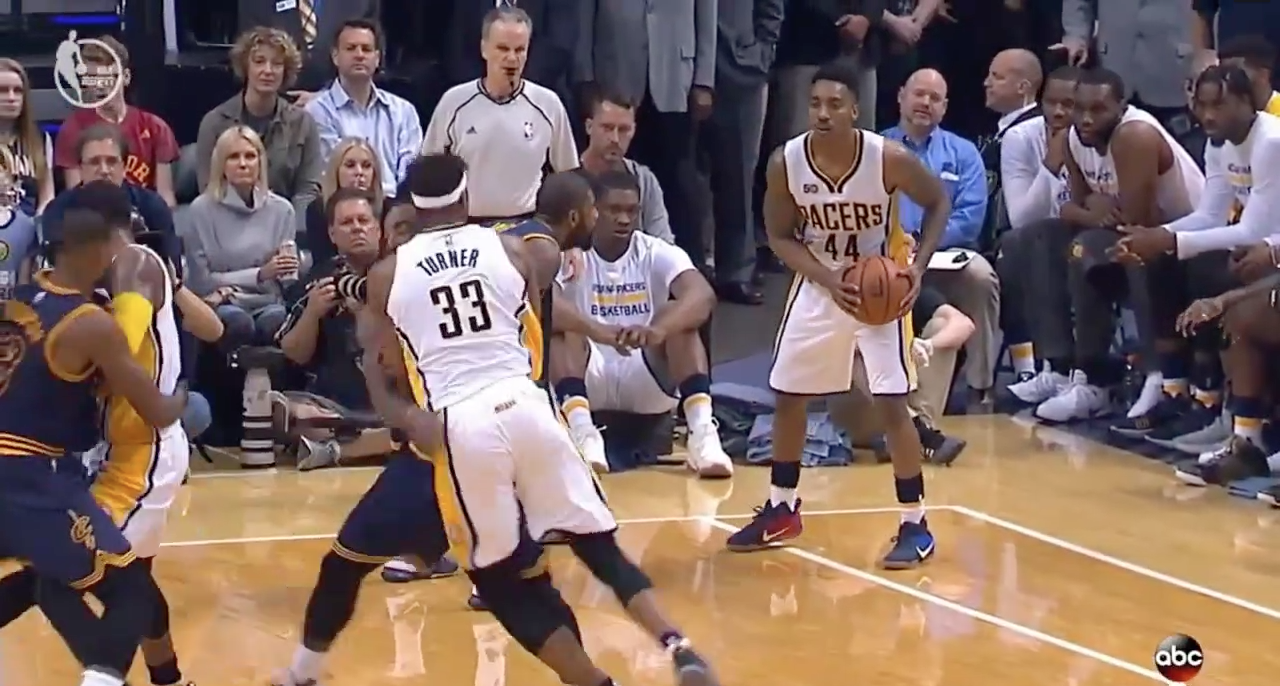 Beau duel de flopping entre J.R Smith et Myles Turner