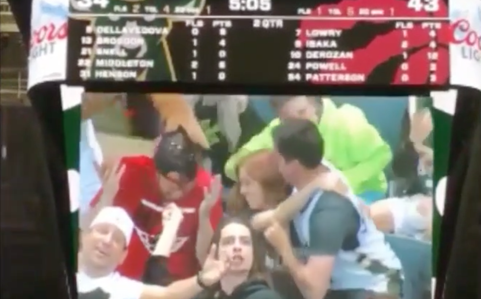 Un fan des Raptors se fait humilier par le public de Milwaukee