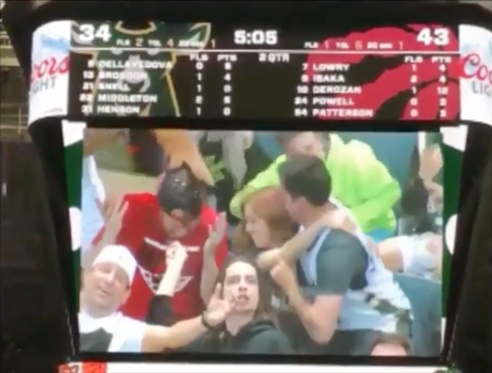 Un fan des Raptors se fait humilier par le public de Milwaukee