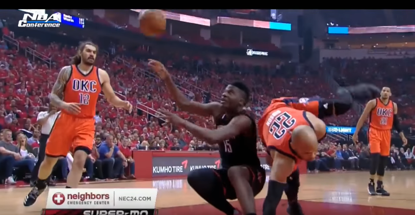 Clint Capela marque accroupi, avec Taj Gibson qui lui tombe sur le dos