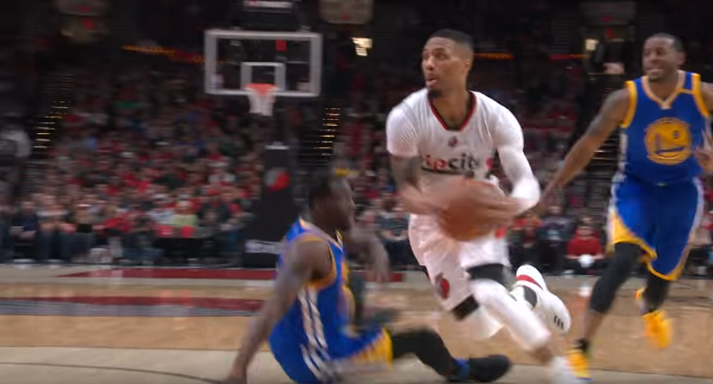 Vilain : Damian Lillard met Draymond Green sur le cul avec un cross