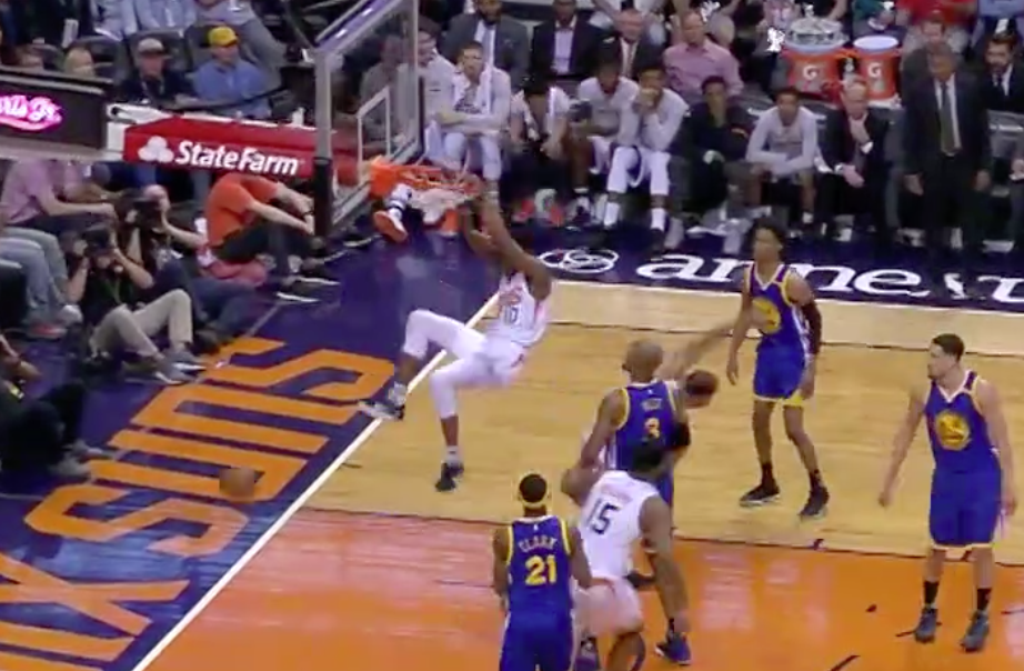 Derrick Jones Jr plane au-dessus des Warriors