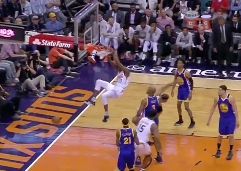 Derrick Jones Jr plane au-dessus des Warriors