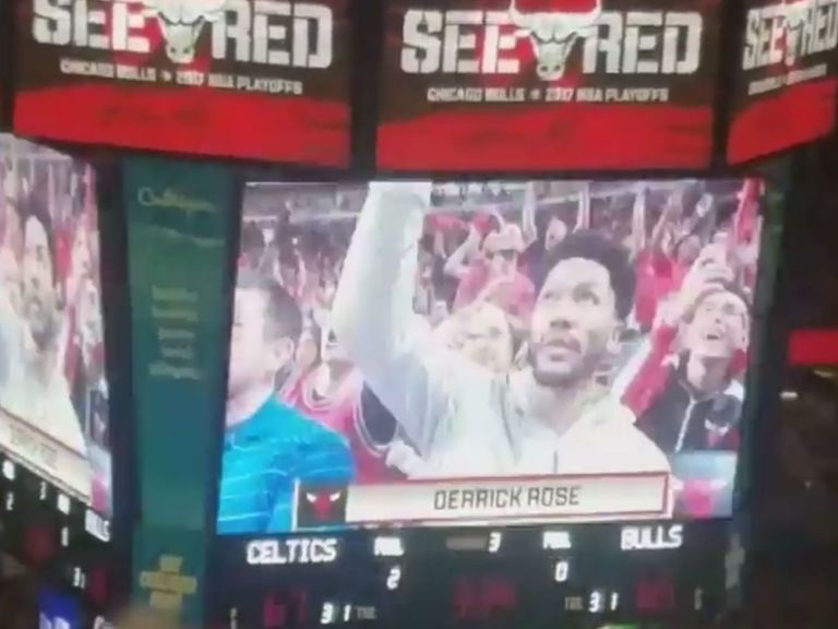 Derrick Rose ovationné lors de son passage à Chicago