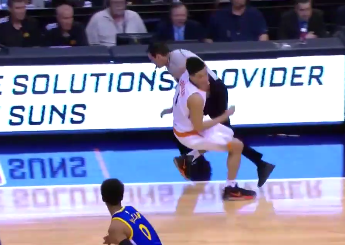 Devin Booker prend un énorme tampon… de l’arbitre