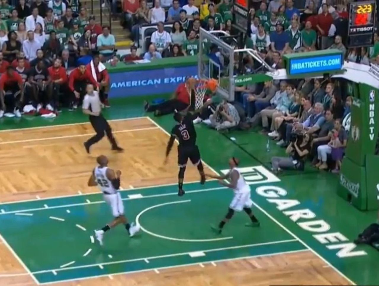 Dwyane Wade, 35 ans, essaye de dunker… la suite va vous étonner