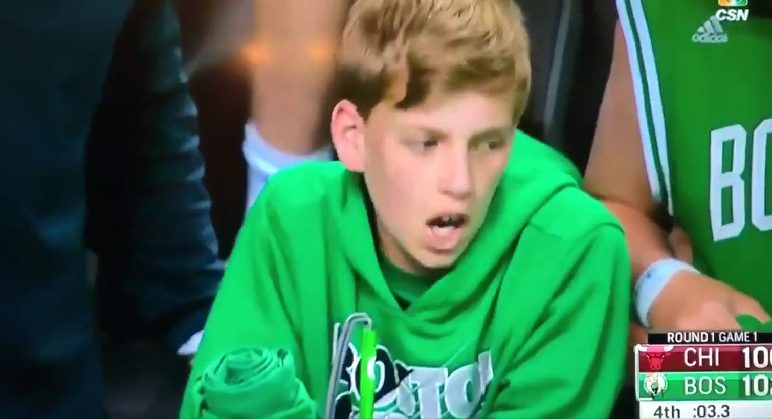 Un jeune fan de Boston lâche un « f*** » devant la caméra
