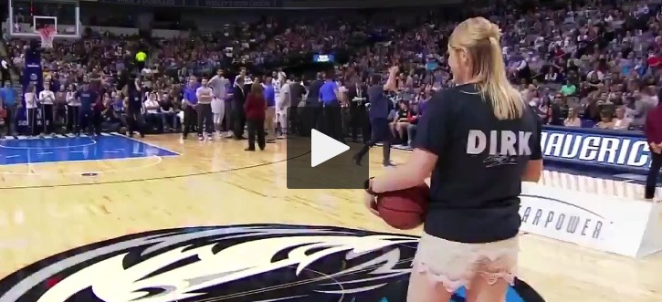 Une fan de Dirk Nowitzki rentre un tir du milieu de terrain !