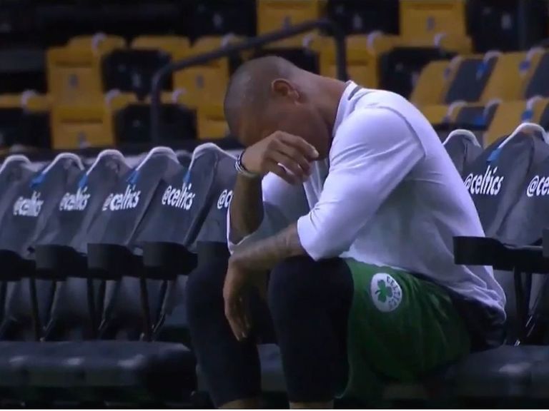 Séquence émotion (et triste) : Isaiah Thomas en larmes avant le match