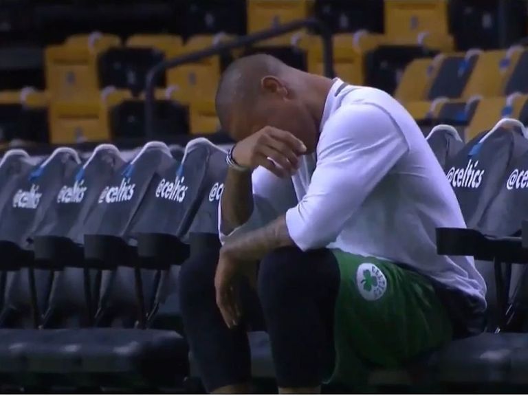 Séquence émotion (et triste) : Isaiah Thomas en larmes avant le match