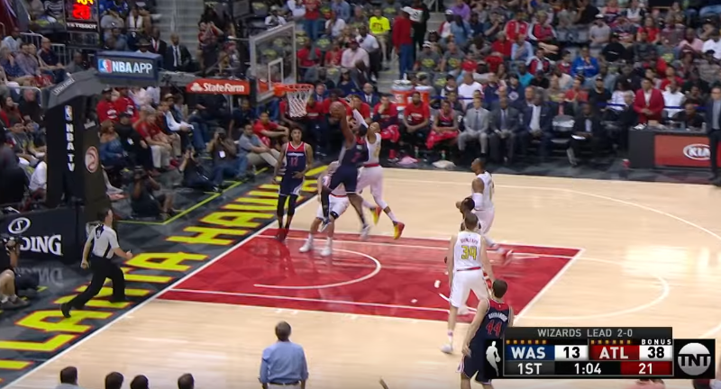 Top 5 : John Wall foudroie la défense des Hawks