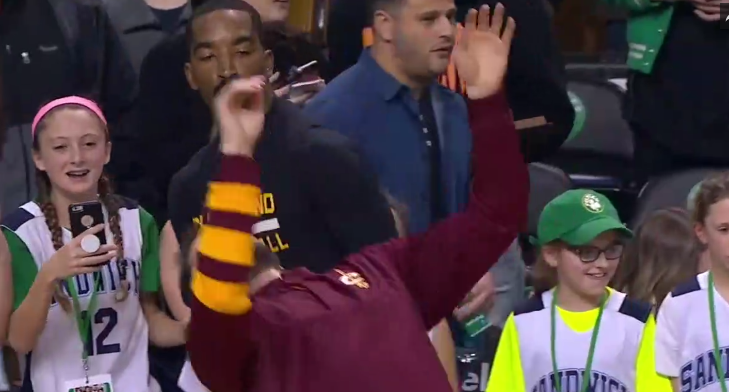 Kevin Love prend un ballon dans la tronche, JR Smith le « réanime »
