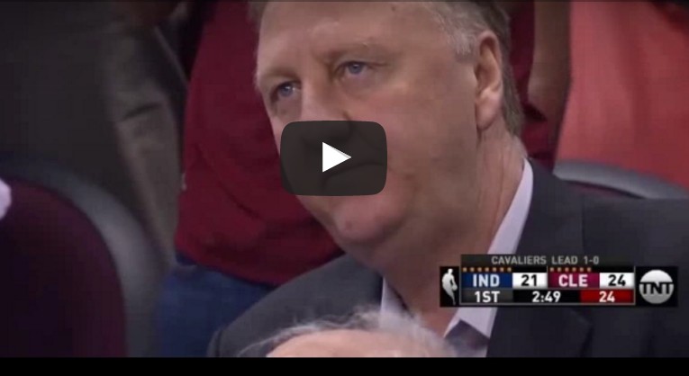 Larry Bird complètement dépité après un dunk de LeBron James