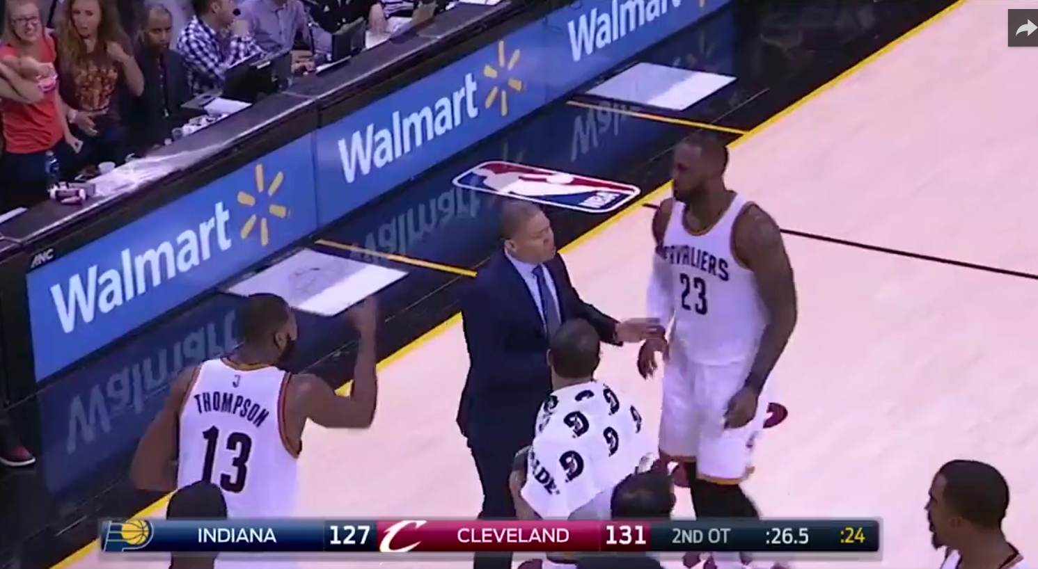 LeBron James et Tristan Thompson s’engueulent pendant un temps mort