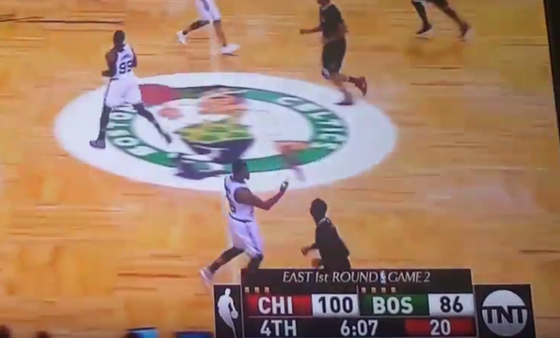 Marcus Smart craque et fait un doigt d’honneur à un fan !