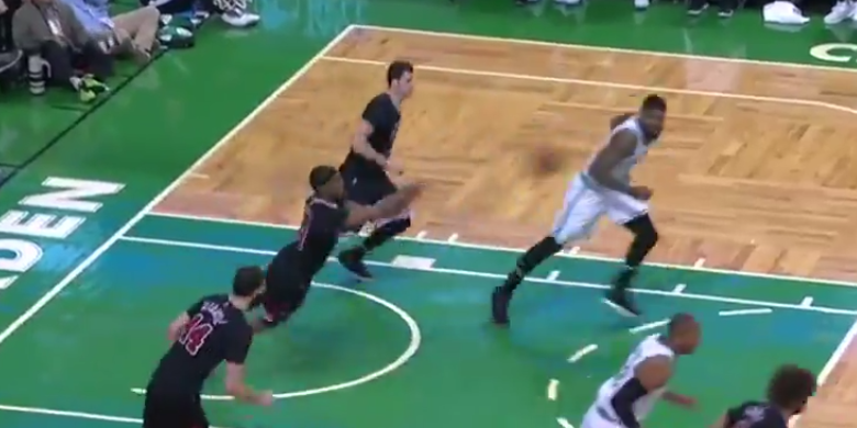 Rajon Rondo claque une passe quarterback complétement folle !