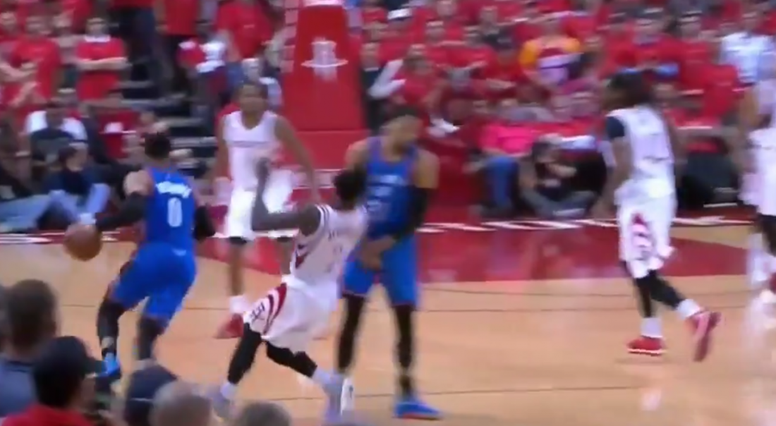 Andre Roberson met un tampon énorme à Patrick Beverley