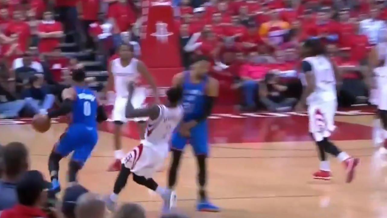 Andre Roberson met un tampon énorme à Patrick Beverley