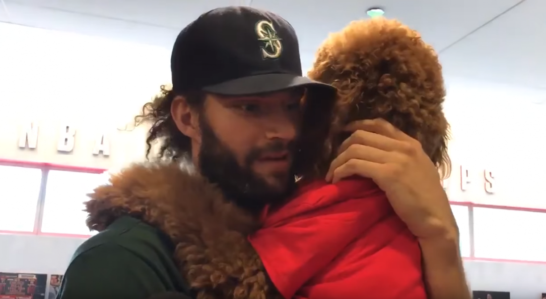 Robin Lopez se pointe en interview… avec son chien