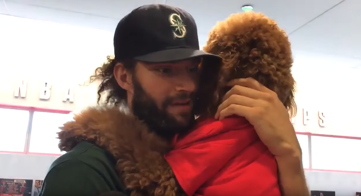 Robin Lopez se pointe en interview… avec son chien