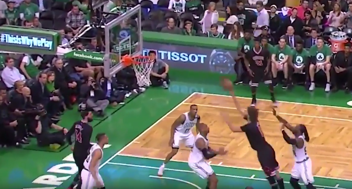 Robin Lopez envoie le pire floater de la décennie…