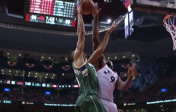 L’énorme contre de Serge Ibaka sur Giannis Antetokounmpo !