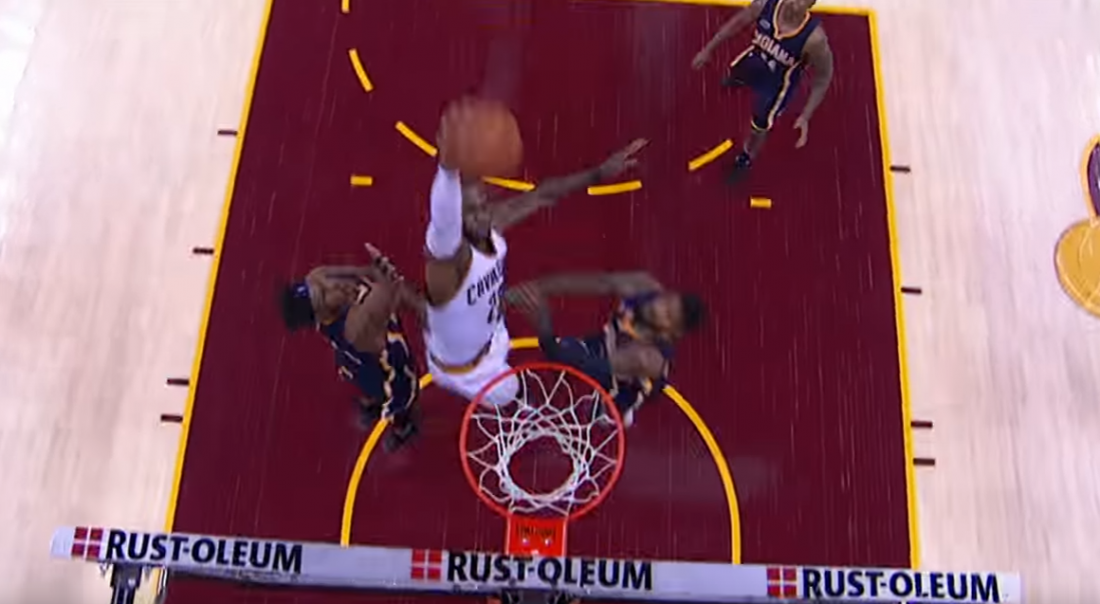 Top 10 : LeBron et Paul George se postérisent mutuellement