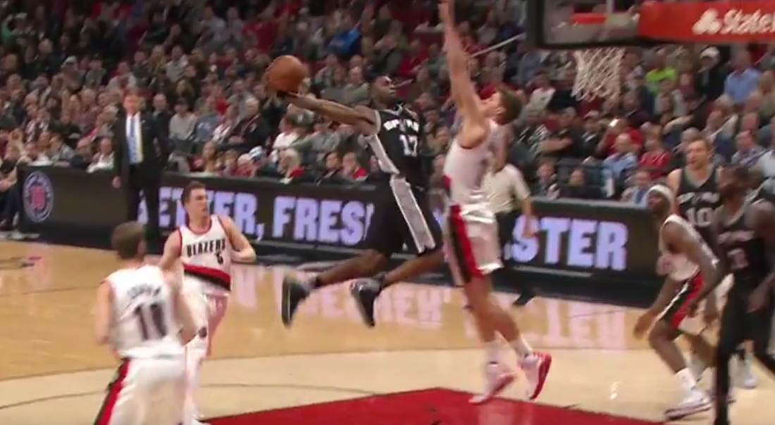 Top 10 : Jonathon Simmons claque un énorme dunk sur Meyers Leonard
