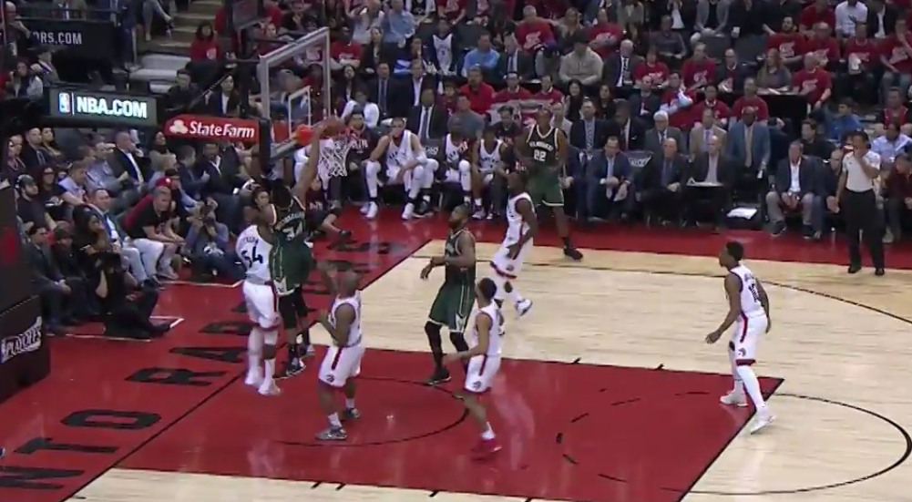 Top 5 : Giannis Antetokounmpo écrase la défense des Raptors !