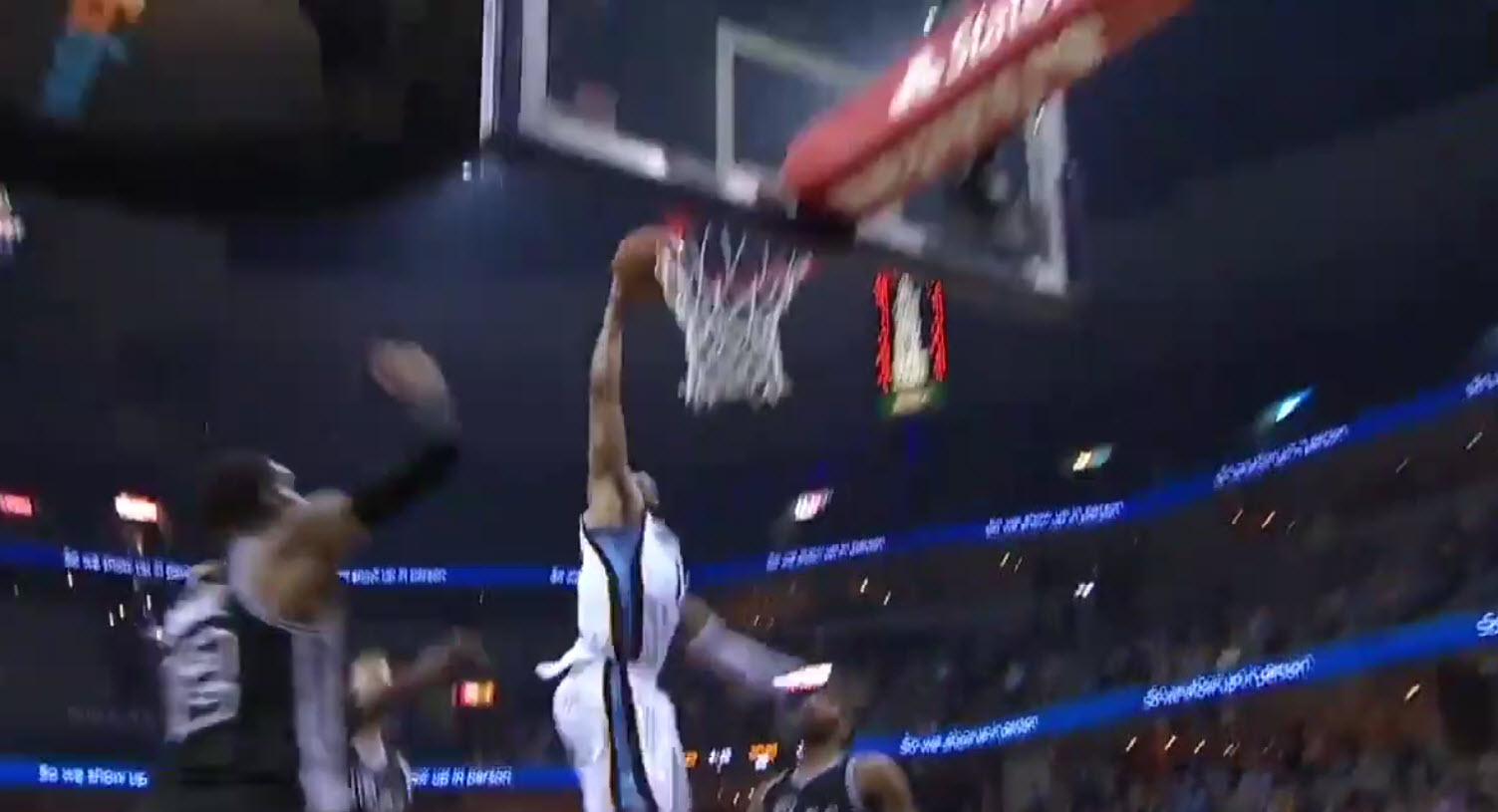 A 40 piges, Vince Carter claque encore des dunks en playoffs