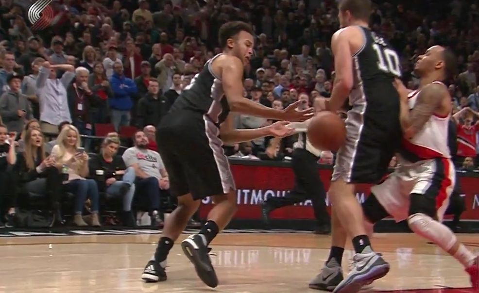 Anderson-Lee : La collision débile qui a fait perdre les Spurs !