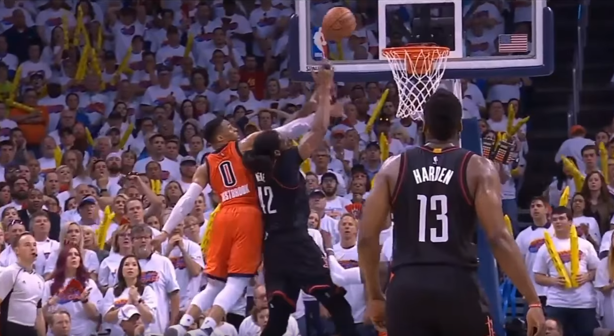 Russell Westbrook marque contre son camp dans un moment-clé…