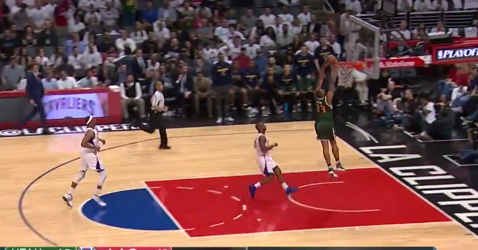 Retour vers le futur : Boris Diaw dunke en contre-attaque !