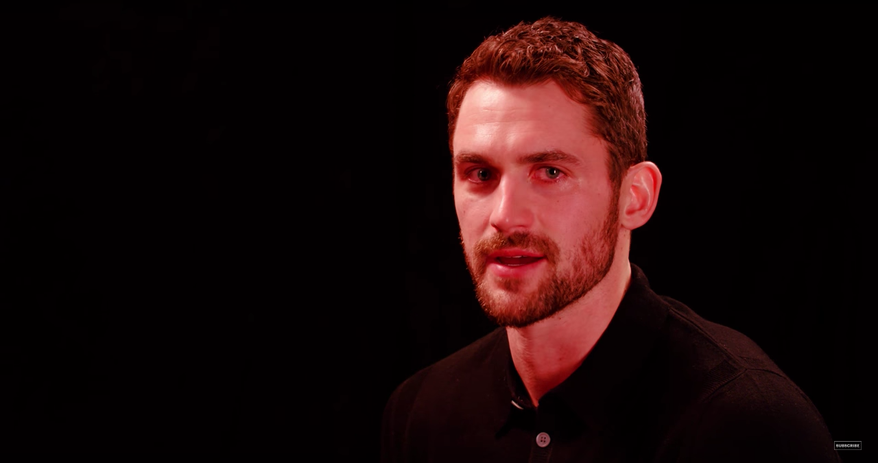 Kevin Love répond à des questions en mangeant les hot wings les plus épicées du pays