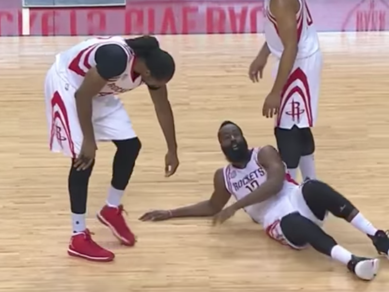 Laisse-moi : James Harden ignore Nene trois fois de suite