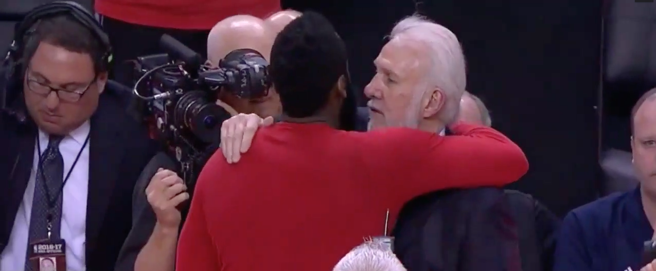 Toujours classe, Gregg Popovich félicite longuement James Harden à la fin du match