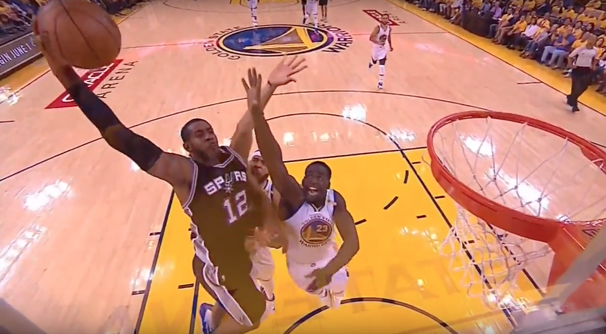 LaMarcus Aldridge colle un énorme poster à Draymond Green et JaVale McGee !