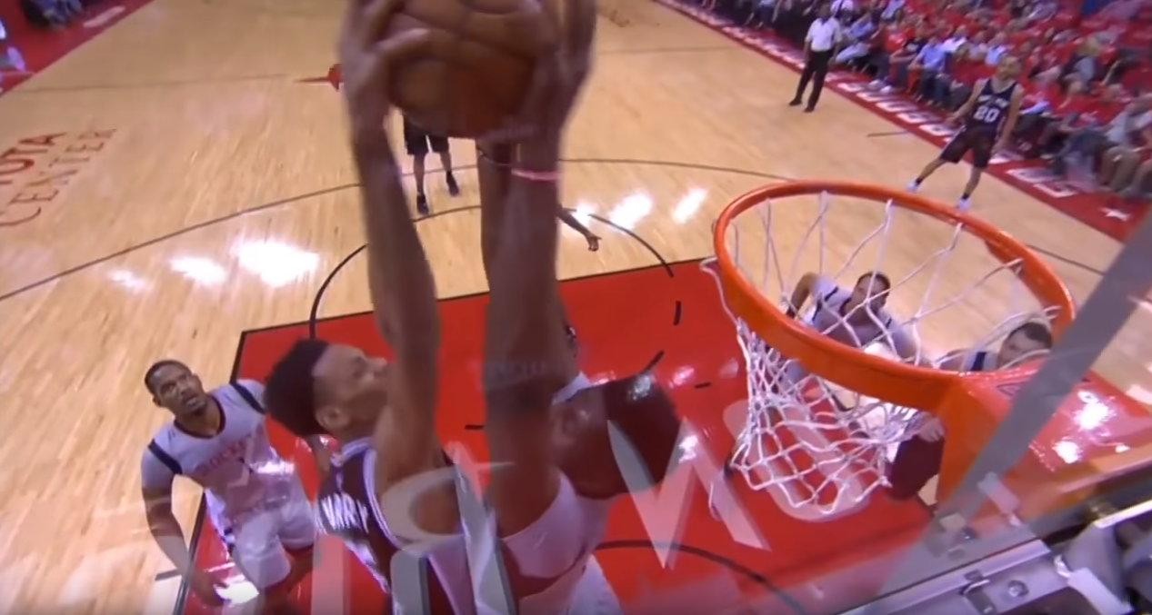 Clint Capela sort un contre à deux mains phénoménal !